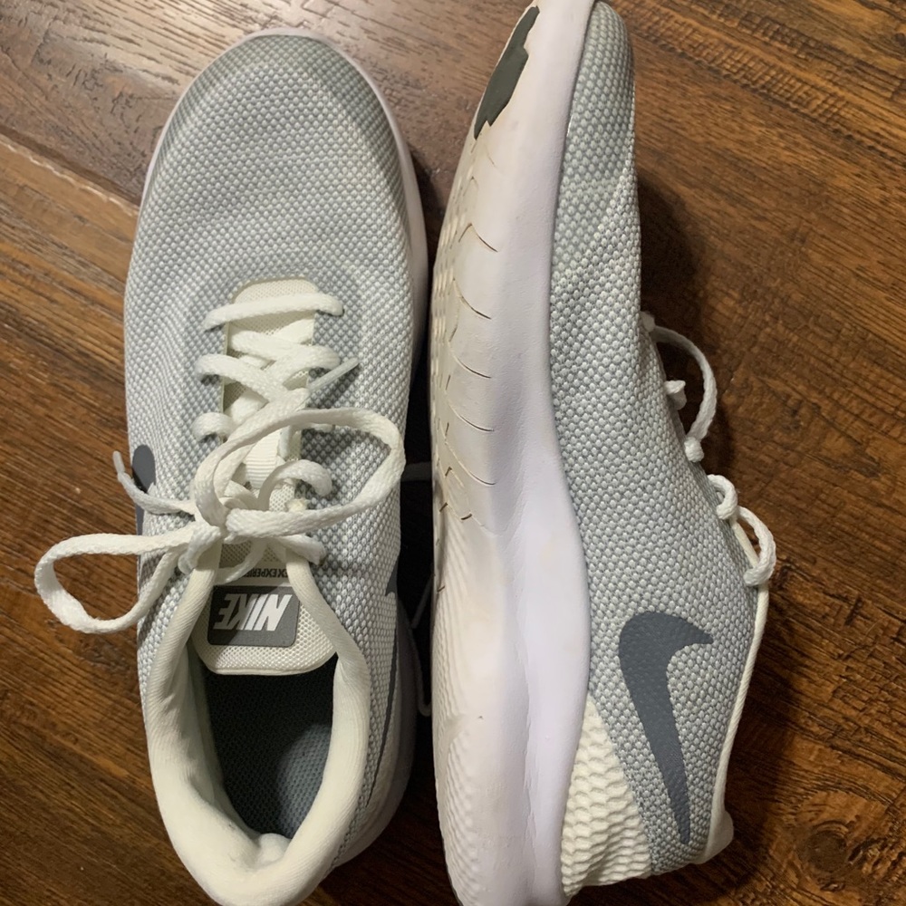 Woman’s Nike flex size 8